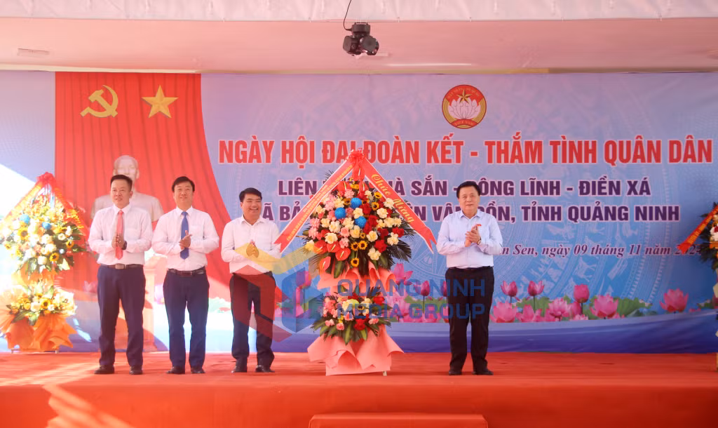 Đồng chí Nguyễn Xuân Thắng, Ủy viên Bộ Chính trị, Giám đốc Học viện chính trị quốc gia Hồ Chí Minh, Chủ tịch Hội đồng lý luận Trung ương, ĐBQH tỉnh, tặng hoa chúc mừng ngày hội (11-2024). Ảnh: Mạnh Trường