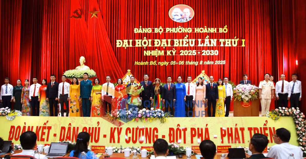 Ban Chấp hành Đảng bộ phường Hoành Bồ nhiệm kỳ 2025-2030 ra mắt Đại hội (8-2025). Ảnh: Đỗ Giang