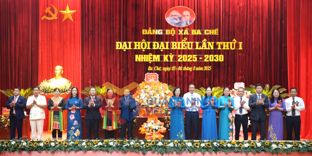 Đồng chí Bùi Thúy Phượng, Ủy viên Ban Thường vụ Tỉnh ủy, Trưởng Ban tổ chức Tỉnh ủy tặng hoa chúc mừng Đại hội đại biểu Đảng bộ xã Ba Chẽ lần thứ I, nhiệm kỳ 2025-2030 (8-2025). Ảnh: Minh Đức