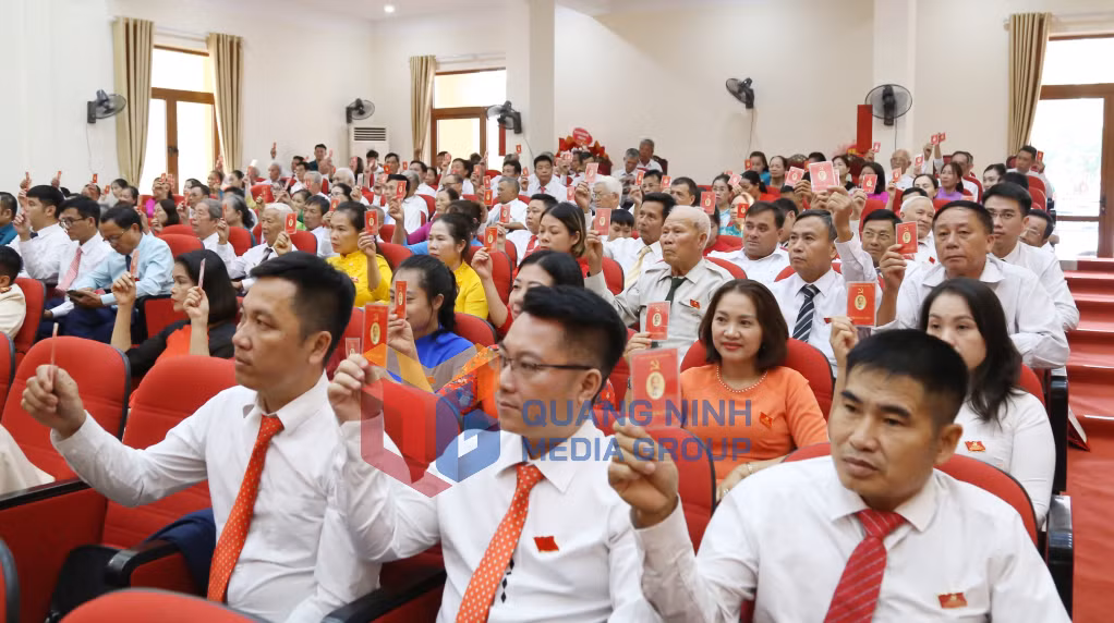 Các đại biểu biểu quyết thông qua Nghị quyết đại hội (8-2025). Ảnh: Phạm Tăng