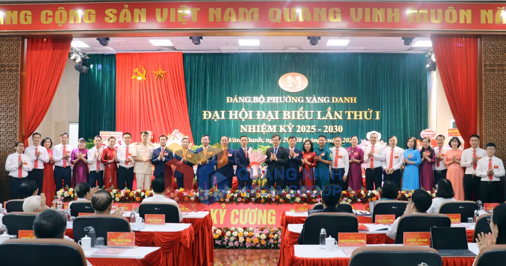 Đồng chí Vũ Quyết Tiến, Phó Bí thư Tỉnh ủy, chúc mừng Ban Chấp hành Đảng bộ phường Vàng Danh lần thứ I, nhiệm kỳ 2025-2030 (8-2025). Ảnh: Trúc Linh