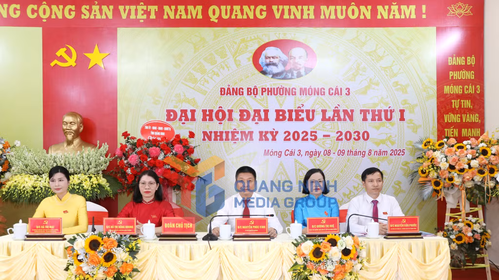 Đoàn chủ tịch điều hành đại hội (8-2025). Ảnh: Đỗ Phương