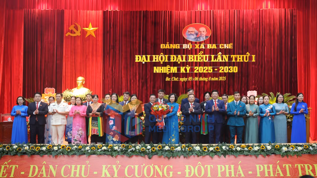 Đồng chí Bùi Thúy Phượng, Ủy viên Ban Thường vụ Tỉnh ủy, Trưởng Ban Tổ chức Tỉnh ủy, tặng hoa chúc mừng Ban Chấp hành Đảng bộ xã Ba Chẽ, nhiệm kỳ 2025-2030 (8-2025). Ảnh: Minh Đức