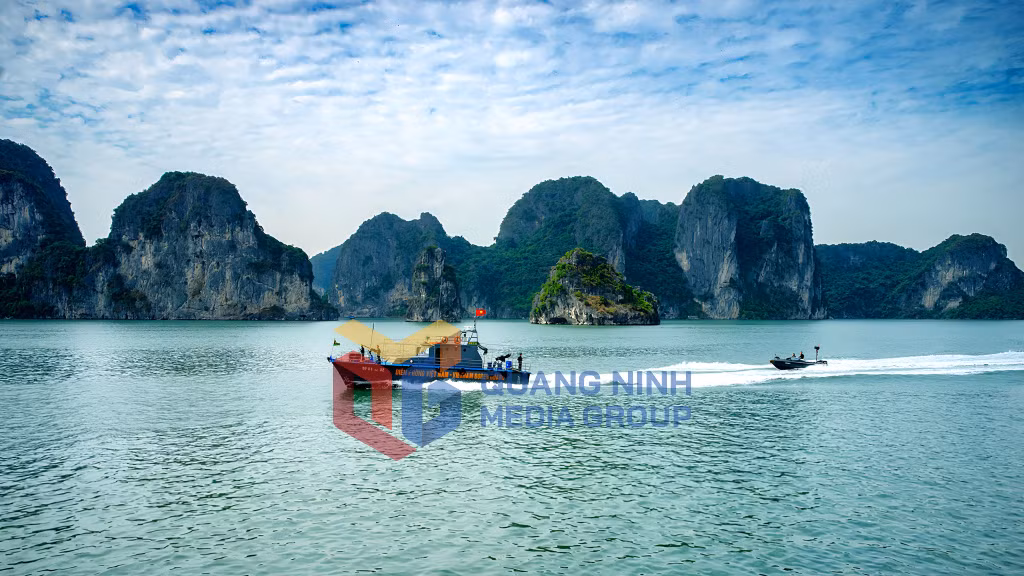 Tuần tra trên Vịnh Hạ Long (8-2025). Ảnh: Nguyễn Hải Huy