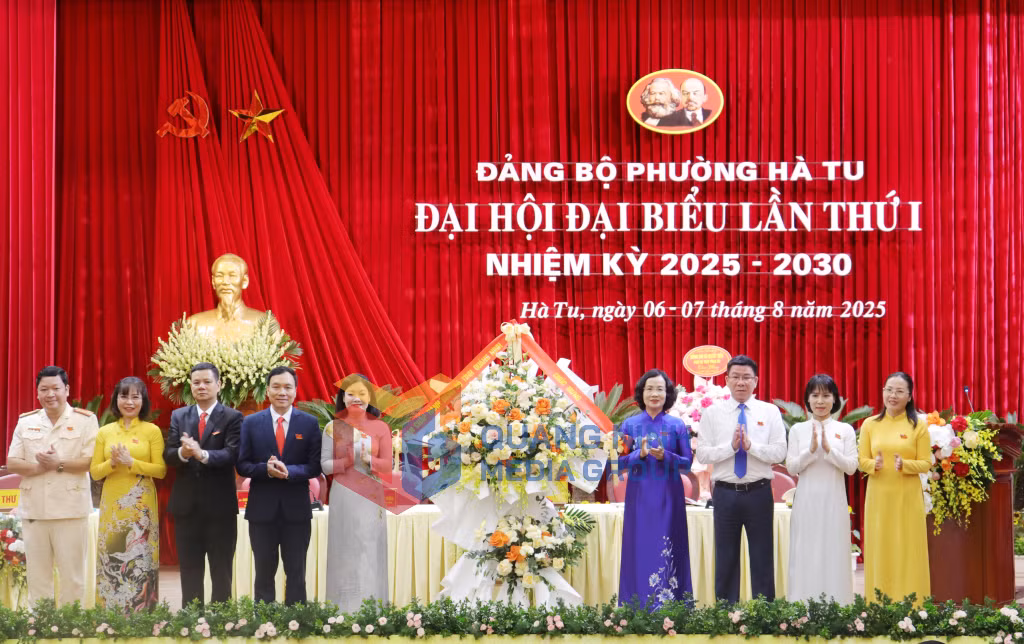 Các đồng chí lãnh đạo tỉnh tặng hoa chúc mừng đại hội (8-2025). Ảnh: Cao Quỳnh