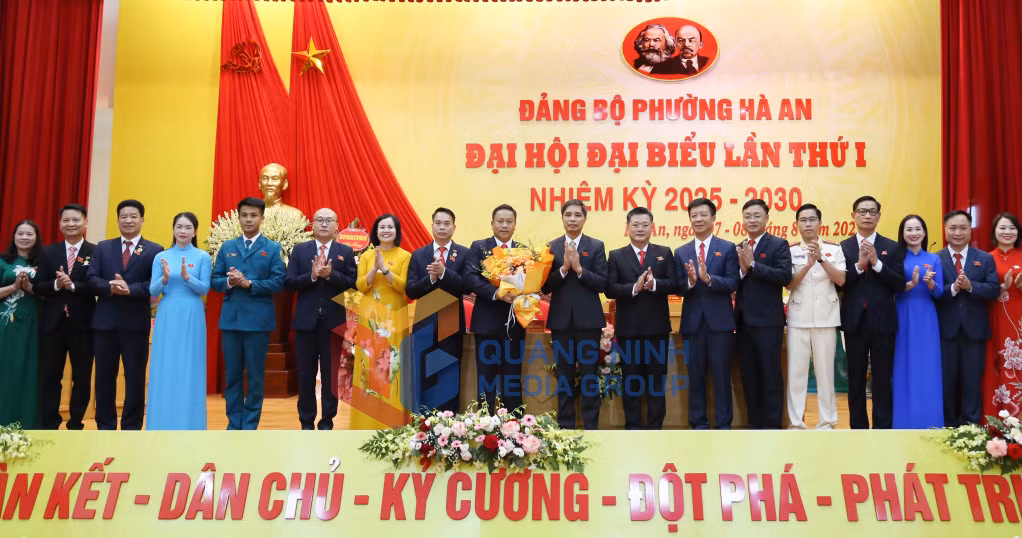 Đồng chí Vũ Văn Diện, Ủy viên Ban Thường vụ Tỉnh ủy, Phó Chủ tịch Thường trực UBND tỉnh tặng hoa Ban Chấp hành Đảng bộ phường Hà An, nhiệm kỳ 2025-2030 (8-2025). Ảnh: Phạm Tăng