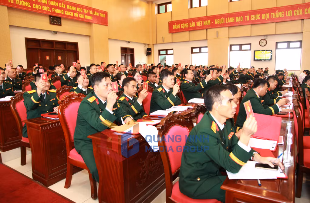 Các đại biểu biểu quyết thông qua Nghị quyết Đại hội (8-2025). Ảnh: Đỗ Giang