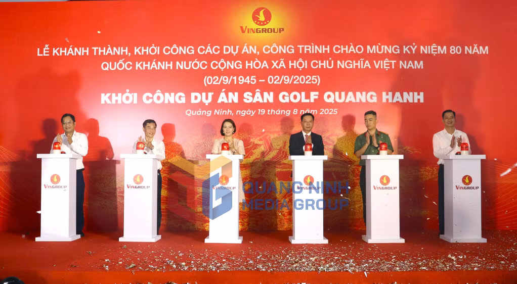 2025-08_Các đại biểu bấm nút khởi công dự án sân golf Quang Hanh. Ảnh: Hoàng Quỳnh