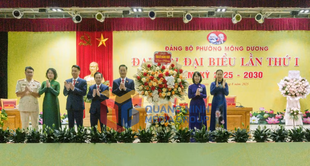 Các đồng chí: Trịnh Thị Minh Thanh, Phó Bí thư Thường trực Tỉnh ủy, Chủ tịch HĐND tỉnh; Vi Ngọc Bích, Ủy viên Ban Thường vụ Tỉnh ủy, Phó Chủ tịch Thường trực HĐND tỉnh tặng hoa chúc mừng đại hội (8-2025). Ảnh: Đỗ Giang