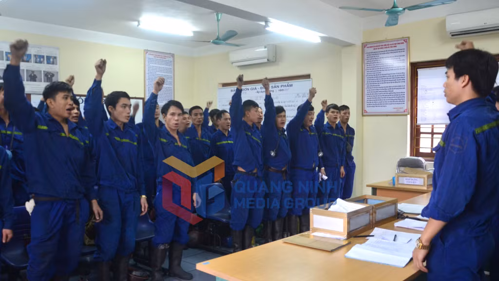 Thợ lò Công ty CP Than Vàng Danh hô “Quyết tâm” đảm bảo an toàn trước khi vào ca. Ảnh: Phạm Học