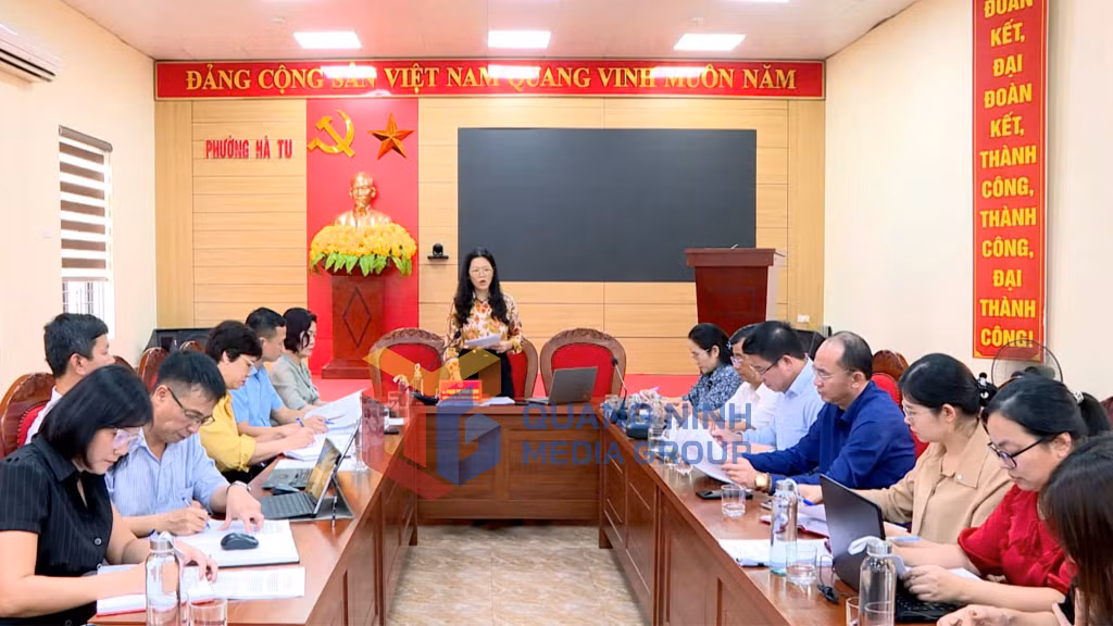 Ban Pháp chế HĐND tỉnh làm việc tại phường Hà Tu (8-2025). Ảnh: Đinh Hằng