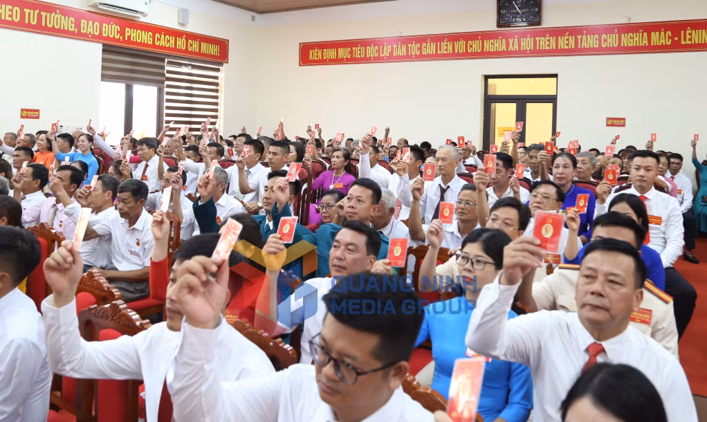 Các đại biểu biểu quyết thông qua Nghị quyết đại hội (8-2025). Ảnh: Phạm Tăng