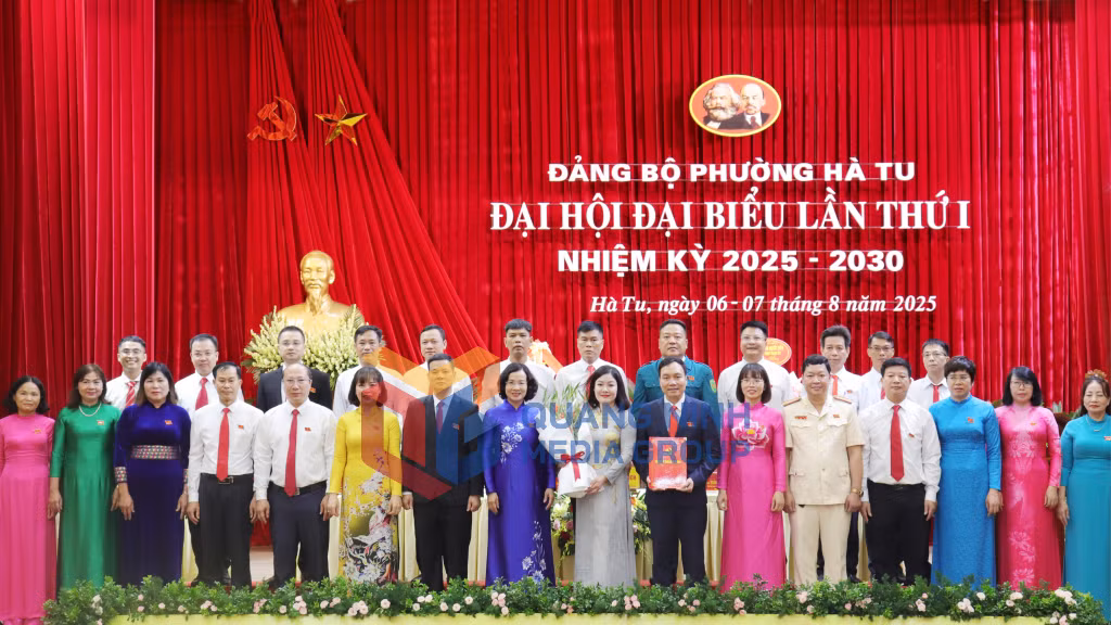 Đồng chí Bùi Thuý Phượng, Ủy viên Ban Thường vụ Tỉnh ủy, Trưởng Ban Tổ chức Tỉnh ủy chúc mừng Ban Chấp hành Đảng bộ phường Hà Tu, nhiệm kỳ 2025-2030 (8-2025). Ảnh: Cao Quỳnh