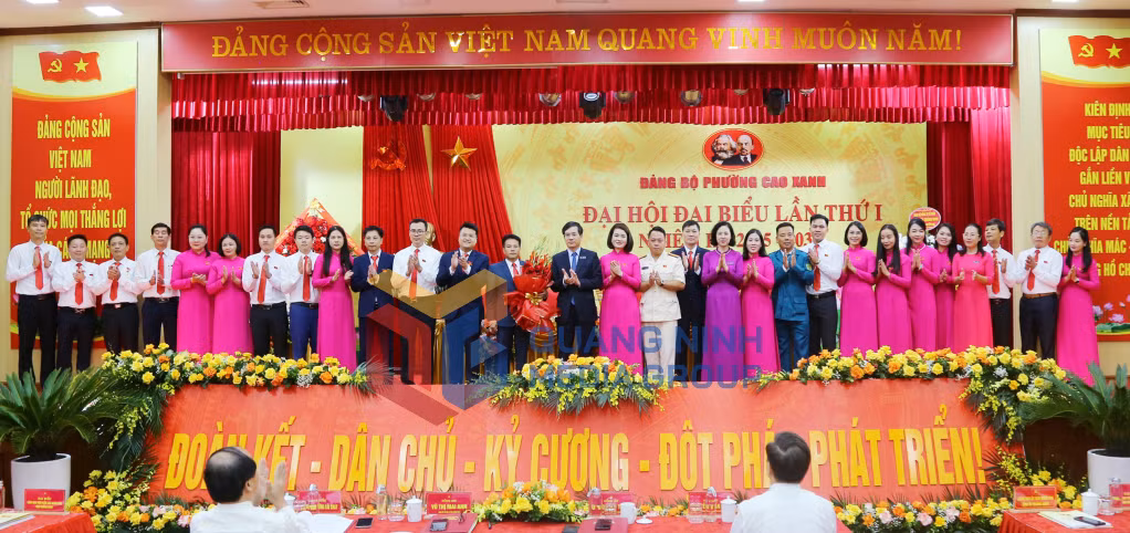 Đồng chí Vũ Quyết Tiến, Phó Bí thư Tỉnh ủy, tặng hoa chúc mừng Ban Chấp hành Đảng bộ phường Cao Xanh, nhiệm kỳ 2025-2030 (8-2025). Ảnh: Nguyễn Thanh