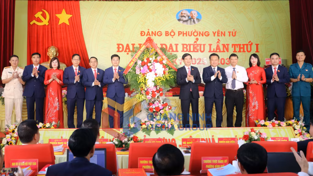 Đồng chí Vũ Quyết Tiến, Phó Bí thư Tỉnh uỷ tặng hoa chúc mừng Đại hội (8-2025). Ảnh: Trúc Linh