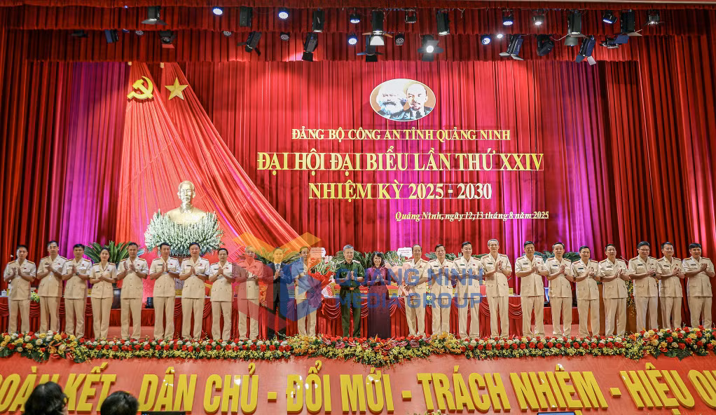Lãnh đạo Bộ Công an và tỉnh Quảng Ninh chúc mừng Ban Chấp hành Đảng bộ Công an tỉnh Quảng Ninh nhiệm kỳ 2025-2030 (8-2025). Ảnh: Mạnh Trường