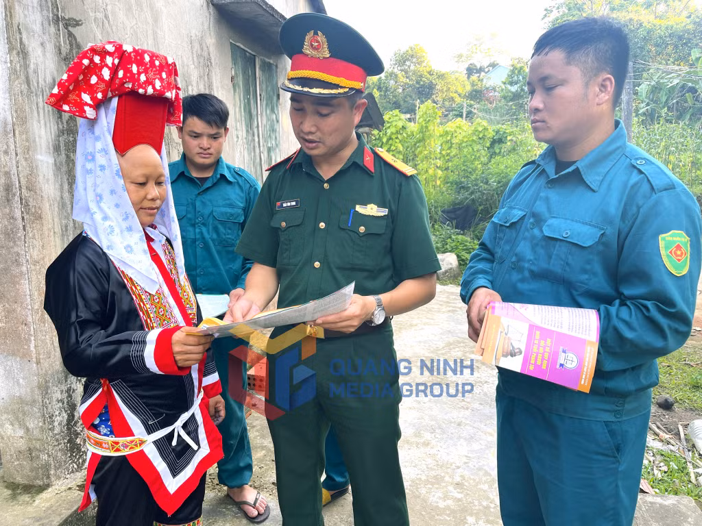 Lực lượng vũ trang Ban Chỉ huy PTKV 2 - Bình Liêu tuyên truyền, vận động đồng bào DTTS trên địa bàn thực hiện tốt chính sách, pháp luật của Đảng, Nhà nước. Ảnh: Hoàng Anh