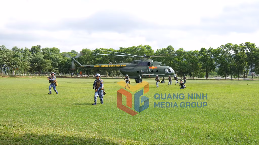 Lữ đoàn 147 Hải quân huấn luyện hiệp đồng đổ bộ đường không với Trung đoàn Không quân 916. Ảnh: Thượng tá Vũ Tiến Dũng, Chính ủy Lữ đoàn 147, Vùng 1 Hải quân