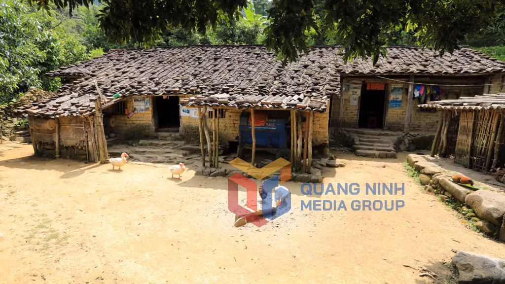 Ngôi nhà sàn bằng gạch đất, mái lợp ngói âm dương của ông bà Nình A Lềnh, dân tộc Sán Chỉ ở xã Đại Dực, Tiên Yên. Ảnh: Cấn Đình Loan