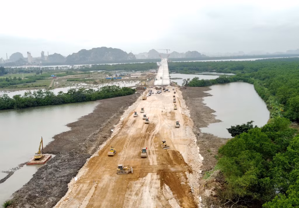 2024-04_Dự án cầu Bến Rừng - Thi công đường dẫn lên cầu. Ảnh: Đỗ Phương