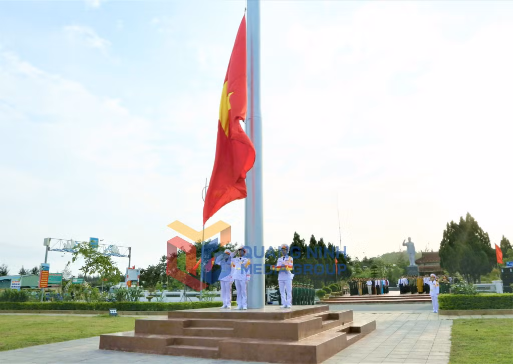 Lãnh đạo và nhân dân Cô Tô cùng du khách dự lễ thượng cờ (5-2023). Ảnh: Thu Cúc (Trung tâm TTVH Cô Tô)