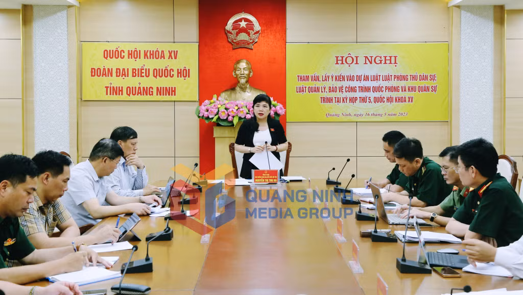 Đồng chí Nguyễn Thị Thu Hà, Phó Trưởng Đoàn ĐBQH tỉnh phát biểu tại hội nghị tham vấn, lấy ý kiến vào dự án Luật Phòng thủ dân sự; Luật Quản lý, bảo vệ công trình quốc phòng và khu quân sự (5-2023). Ảnh: Nguyễn Thanh