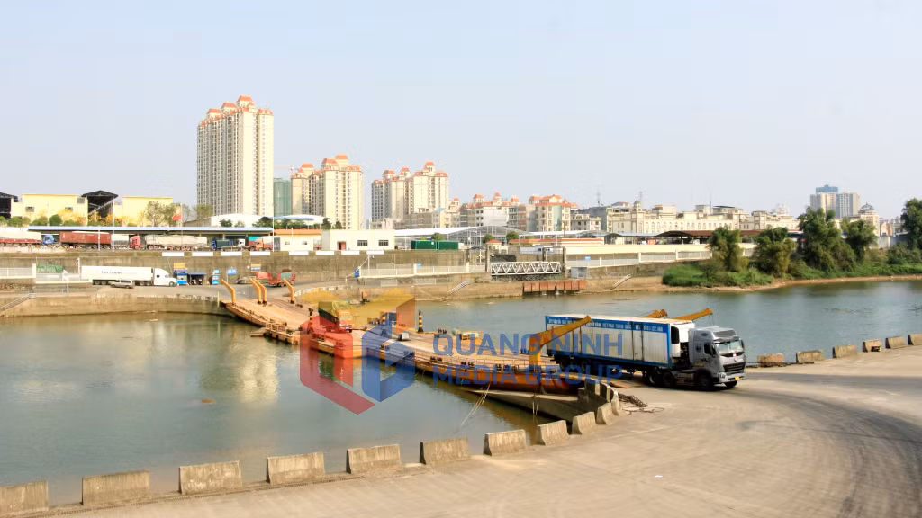 Hoạt động XNK qua cầu phao tạm Km3+4 Hải Yên (TP Móng Cái) (4-2023). Ảnh: Mạnh Trường