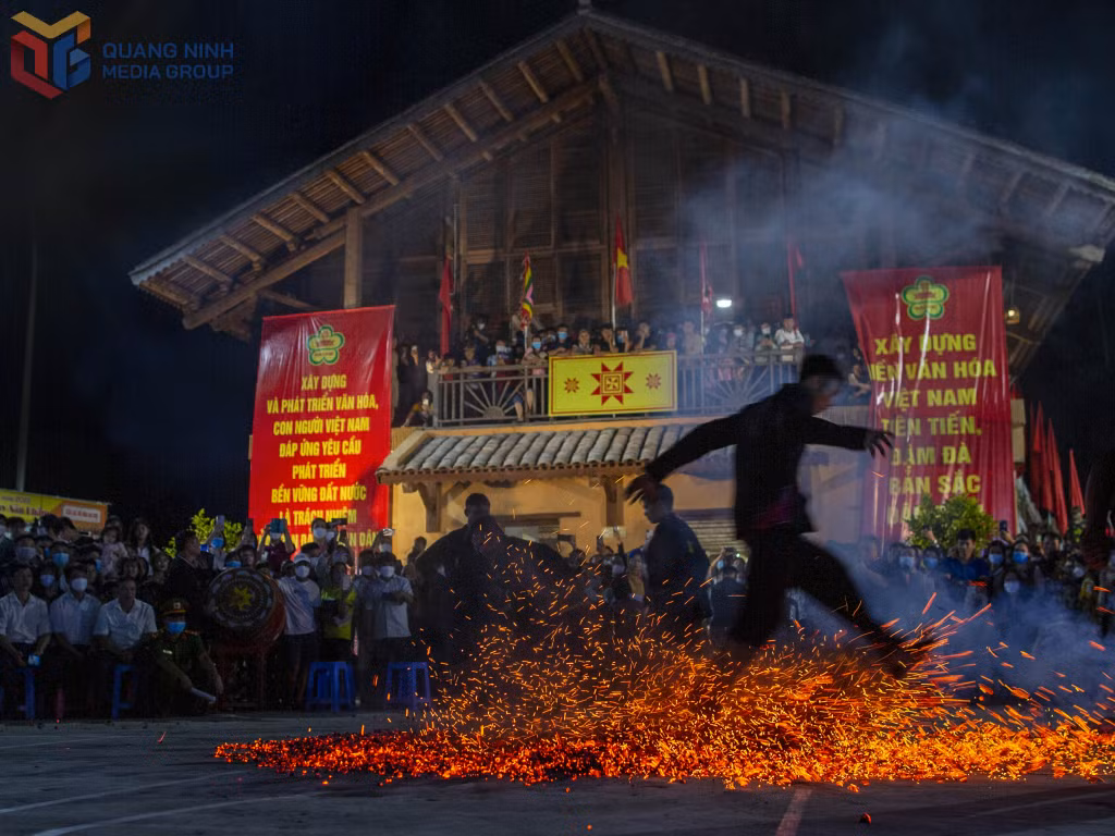 Nghi thức nhảy lửa của người Dao trong lễ hội Bàn Vương (xã Ba Chẽ).