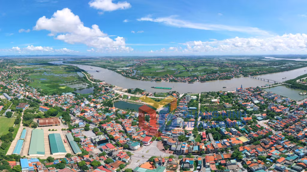 TX Quảng Yên nằm bên bờ sông Chanh (4-2022). Ảnh: Đỗ Giang