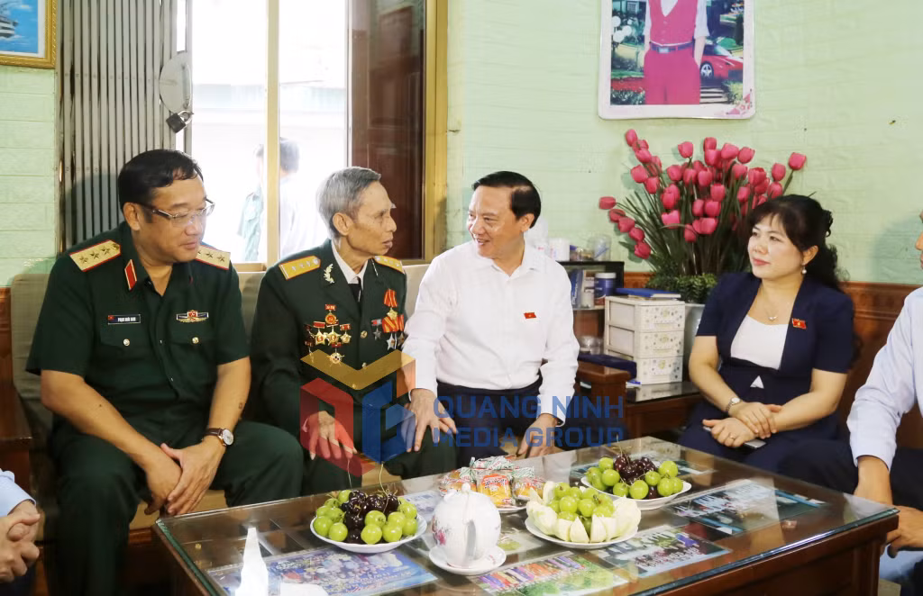 Phó Chủ tịch Quốc hội Nguyễn Khắc Định trò chuyện, thăm hỏi bệnh binh Hoàng Tài Liêm (7-2025). Ảnh: Nguyễn Thanh