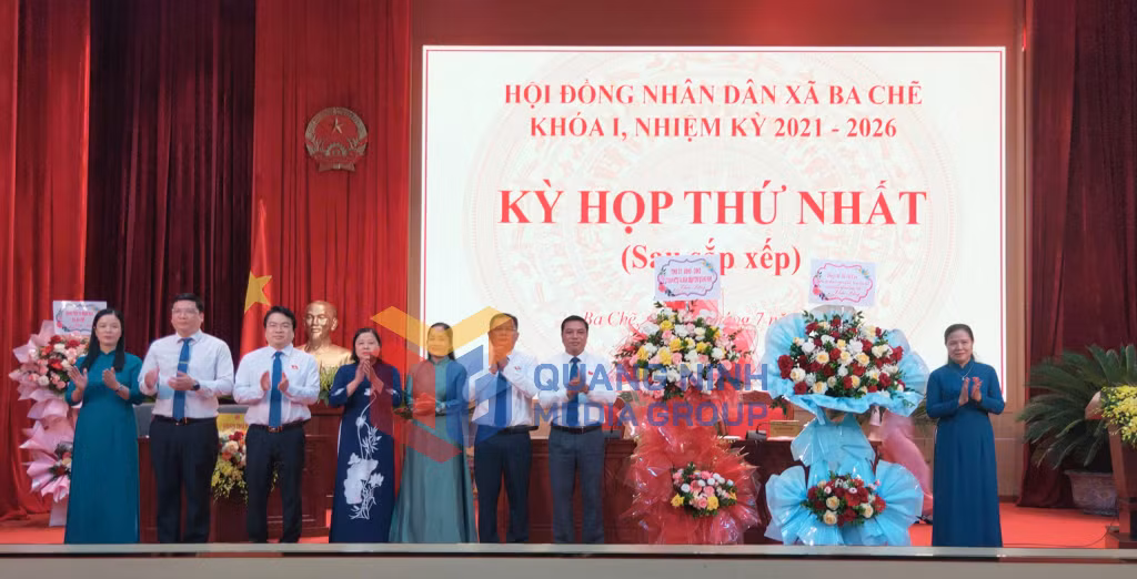 Đồng chí Đỗ Thị Lan, Phó Chủ nhiệm Ủy ban Văn hóa - Xã hội của Quốc hội tặng hoa chúc mừng HĐND xã Ba Chẽ (7-2025). Ảnh: PV