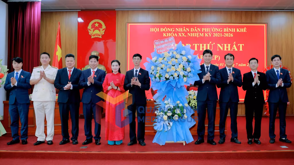 Đồng chí Nguyễn Văn Công, Phó Trưởng Ban Nội chính Tỉnh ủy, tặng hoa chúc mừng kỳ họp HĐND phường Bình Khê (7-2025). Ảnh: PV