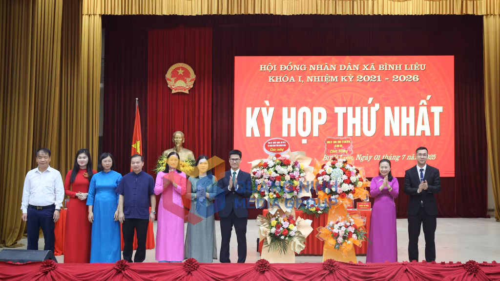 Đồng chí Vi Ngọc Bích, Phó Chủ tịch Thường trực HĐND tỉnh, tặng hoa chúc mừng kỳ họp (7-2025). Ảnh: Minh Đức