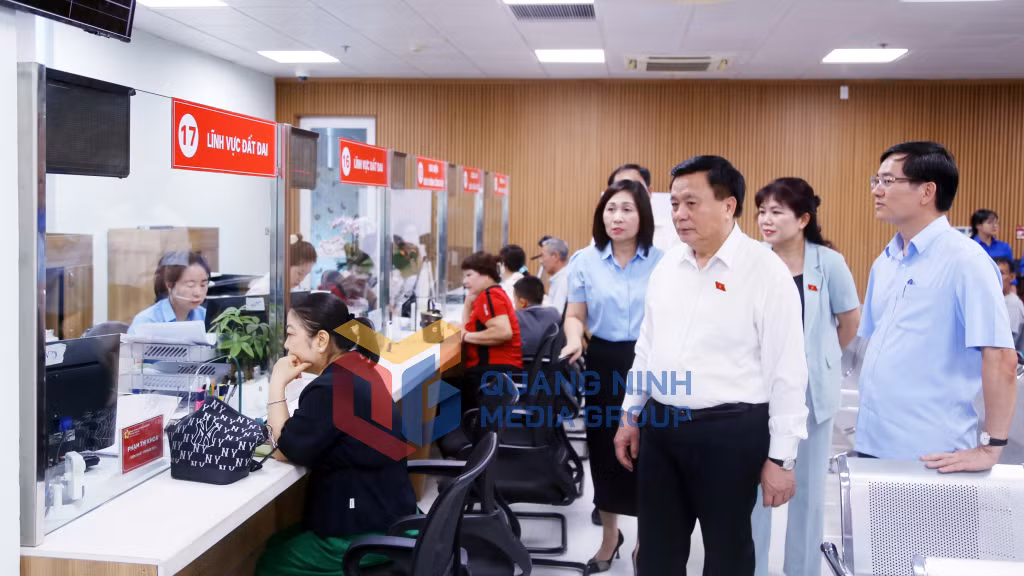 Đoàn ĐBQH tỉnh tổ chức hội nghị tiếp xúc cử tri sau Kỳ họp thứ 9 tại phường Hồng Gai - Các ĐBQH khảo sát hoạt động của Trung tâm Phục vụ hành chính công phường Hồng Gai (7-2025). Ảnh: Nguyễn Thanh