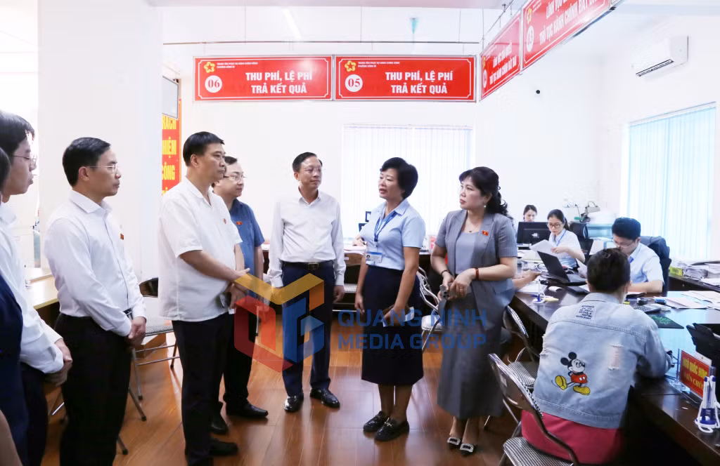 2025-07_Đoàn ĐBQH tỉnh tổ chức hội nghị tiếp xúc cử tri sau Kỳ họp thứ 9 tại phường Uông Bí - kiểm tra hoạt động của Trung tâm hành chính công phường Uông Bí. Ảnh: Thu Chung