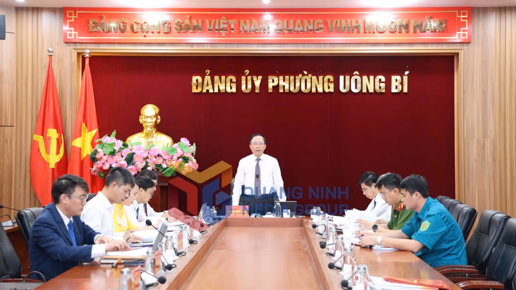 Đồng chí Nguyễn Chiến Thắng, Bí thư Đảng ủy phường Uông Bí chủ trì hội nghị Ban Thường vụ (7-2025). Ảnh: Hoàng Quỳnh