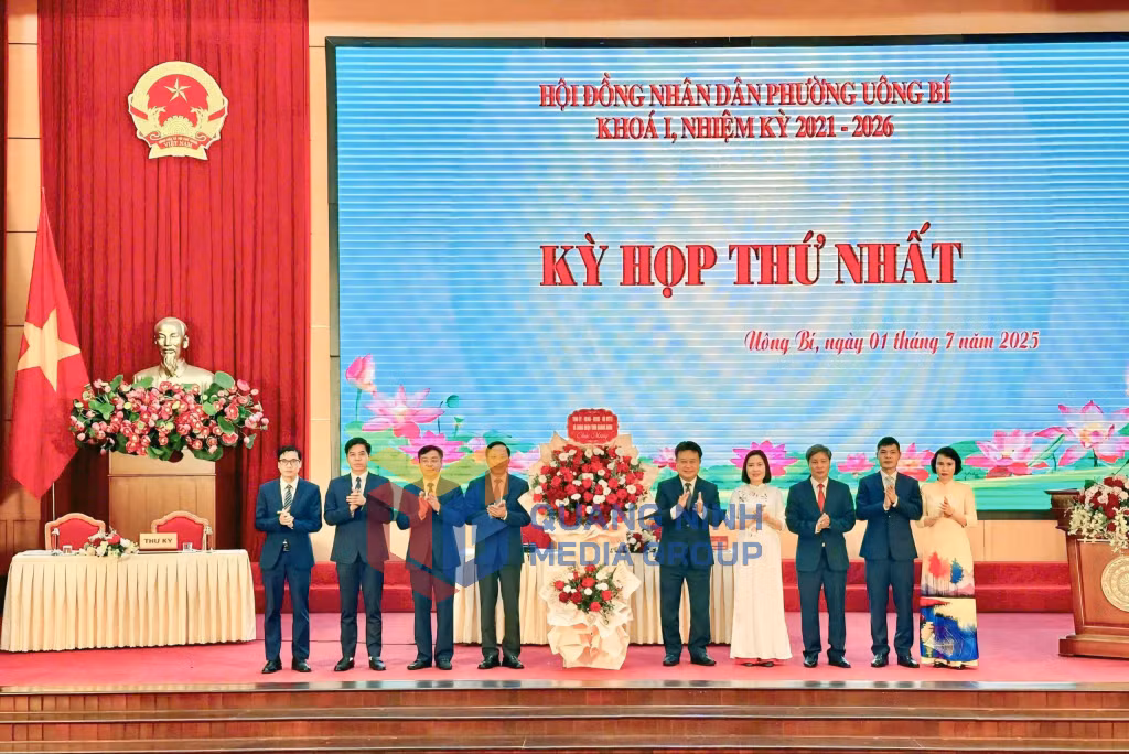 Đồng chí Nguyễn Đức Thành, Ủy viên Ban Thường vụ, Chủ nhiệm Ủy Ban kiểm tra Tỉnh ủy, tặng hoa chúc mừng HĐND phường Uông Bí (7-2025). Ảnh: Hoàng Quỳnh