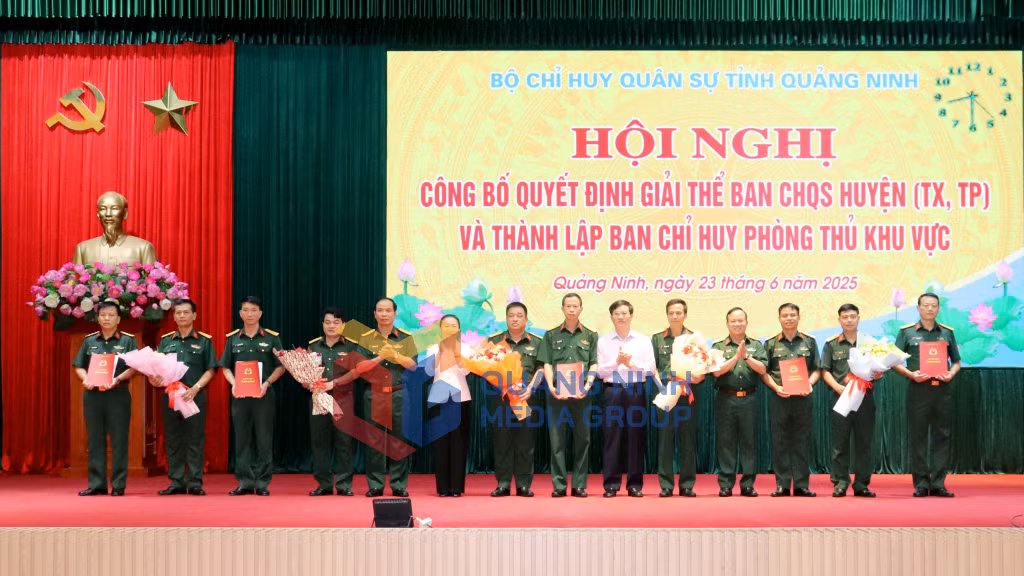 Các đồng chí lãnh đạo tỉnh, Đảng uỷ, Bộ CHQS tỉnh trao các quyết định và tặng hoa chúc mừng các đơn vị (6-2025). Ảnh: Trúc Linh