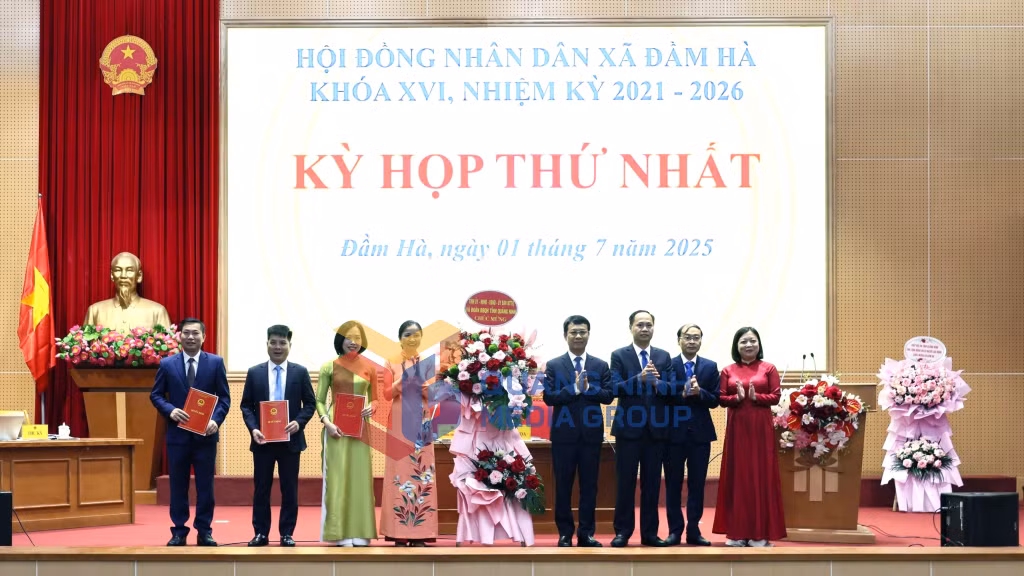 Trưởng Ban Tuyên giáo và Dân vận Tỉnh ủy tặng hoa chúc mừng tại Kỳ họp thứ nhất, khóa XVI, nhiệm kỳ 2021- 2026 của HĐND xã Đầm Hà (7-2025). Ảnh: PV