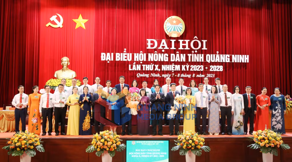 2023-08_Đại hội Đại biểu HND tỉnh Quảng Ninh lần thứ X, nhiệm kỳ 2023-2028 - tặng hoa chúc mừng các đồng chí đã được bầu vào BCH. Ảnh: Nguyễn Thanh