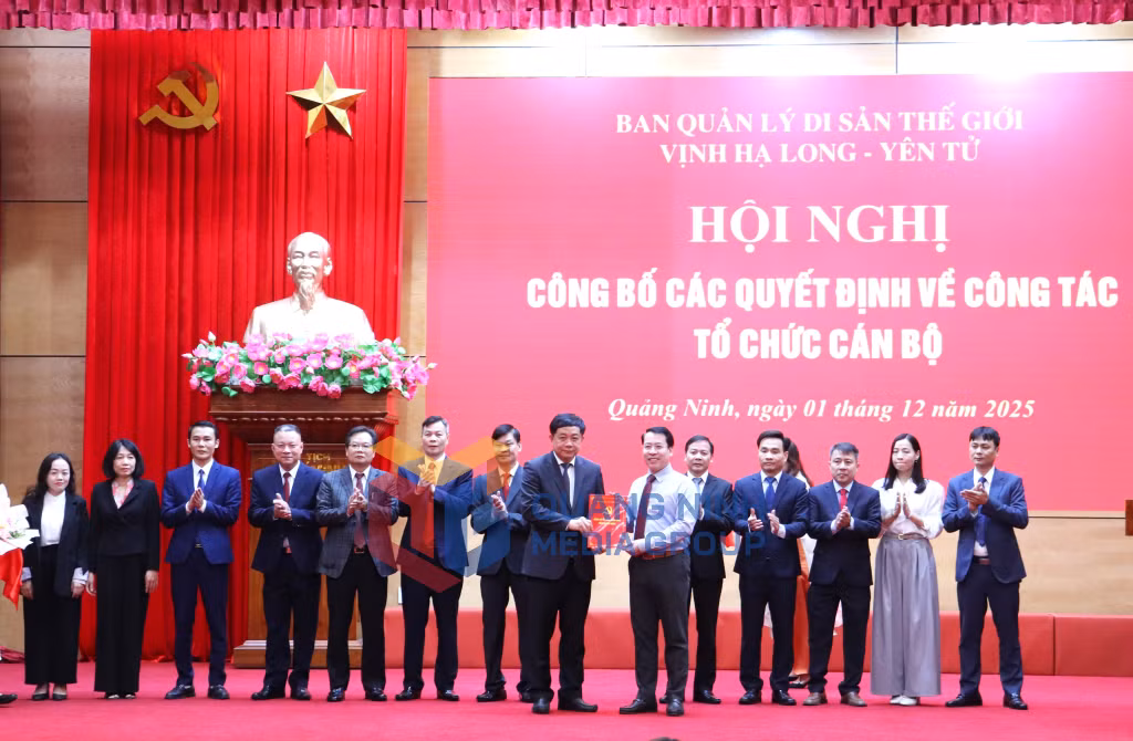 Đồng chí Trần Như Long, Ủy viên Ban Chấp hành Đảng bộ tỉnh, Phó Bí thư Đảng ủy UBND tỉnh trao Quyết định của Đảng ủy UBND tỉnh thành lập Đảng bộ Ban Quản lý Di sản thế giới Vịnh Hạ Long-Yên Tử và các Quyết định liên quan.
