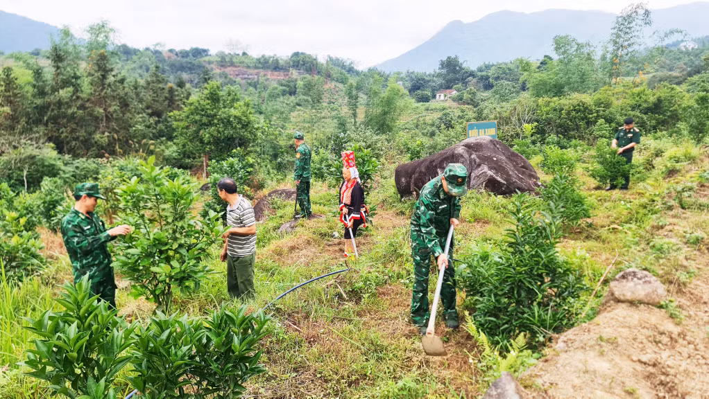 2023-10_Cán bộ chiến sĩ Đồn Biên phòng cửa khẩu Hoành Mô giúp người dân thôn Nà Choòng, xã Hoành Mô, huyện Bình Liêu xây dựng vườn mẫu. Ảnh: Nguyễn Chiến