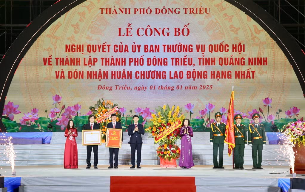 Đồng chí Nguyễn Thị Thanh, Ủy viên Trung ương Đảng, Phó Chủ tịch Quốc hội, tặng hoa chúc mừng Đảng bộ, chính quyền và nhân dân TP Đông Triều (1-2025). Ảnh: Minh Hà
