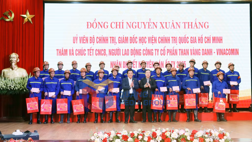 Đoàn ĐBQH tỉnh tặng quà Tết cho người lao động Công ty CP Than Vàng Danh – Vinacomin (1-2025). Ảnh Nguyễn Thanh