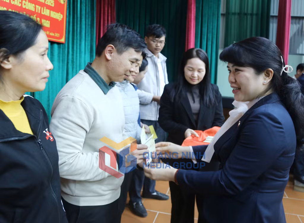 2023-12_Phó Trưởng Đoàn ĐBQH tỉnh Nguyễn Thị Thu Hà tặng quà Tết tặng quà Tết cho người lao động các công ty lâm nghiệp bị ảnh hưởng bởi bão số 3 (Yagi). Ảnh: Nguyễn Thanh