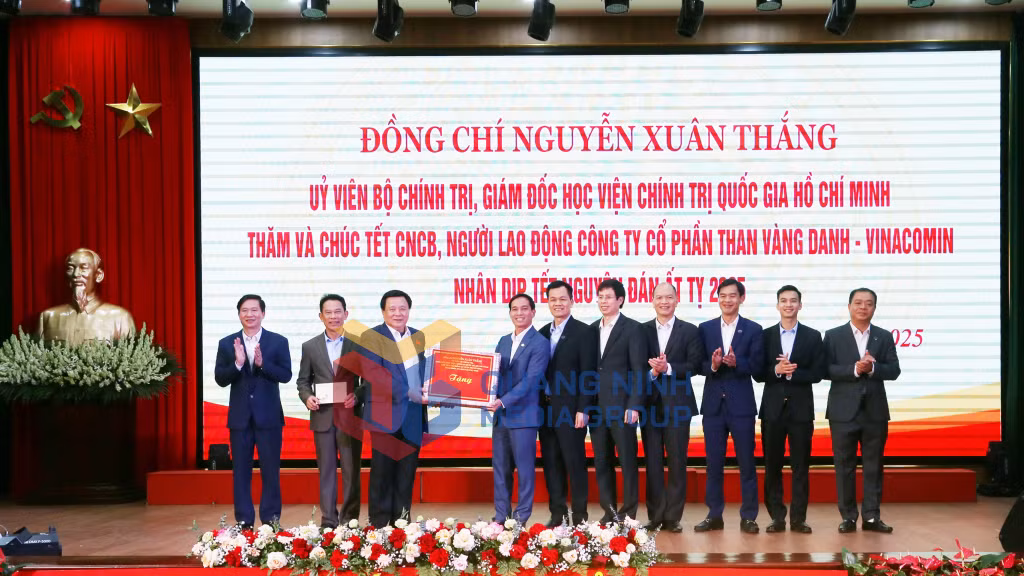 Đồng chí Nguyễn Xuân Thắng, Ủy viên Bộ Chính trị, Giám đốc Học viện Chính trị Quốc gia Hồ Chí Minh, Chủ tịch Hội đồng Lý luận Trung ương, Đại biểu Quốc hội tỉnh Quảng Ninh tặng quà chúc Tết tập thể cán bộ, người lao động Công ty CP Than Vàng Danh – Vinacomin (1-2025). Ảnh Nguyễn Thanh