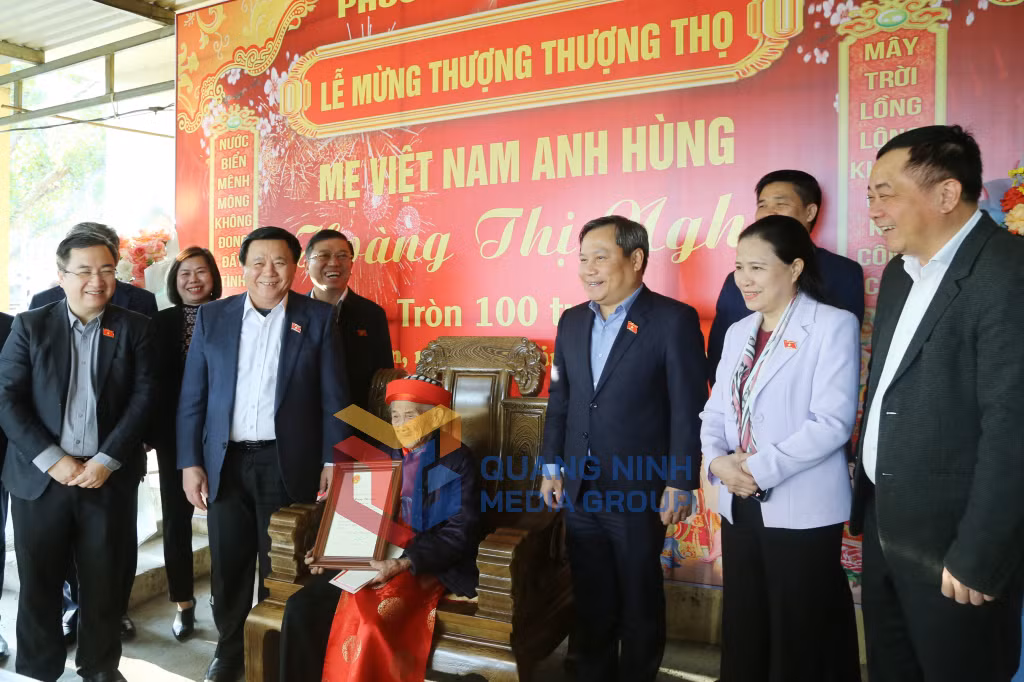 Đồng chí Nguyễn Xuân Thắng, Ủy viên Bộ Chính trị, Giám đốc Học viện Chính trị Quốc gia Hồ Chí Minh, Chủ tịch Hội đồng Lý luận Trung ương, Đại biểu Quốc hội tỉnh Quảng Ninh trao thiệp mừng thọ của Chủ tịch nước cho Mẹ Việt Nam Anh hùng Hoàng Thị Nghi (1-2025). Ảnh Nguyễn Thanh