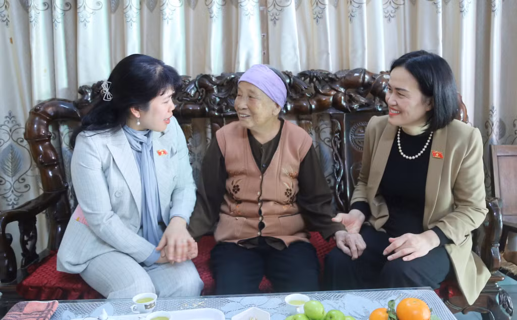 Các Đại biểu Quốc hội tỉnh thăm, động viên Mẹ Việt Nam anh hùng Phạm Thị Chuyên, khu Đại Đán, phường Đại Yên, TP Hạ Long (1-2025). Ảnh: Nguyễn Thanh