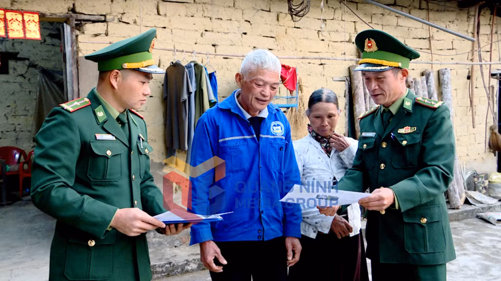 2025-01_Cán bộ chiến sỹ biên phòng tuyên truyền, phổ biến pháp luật cho bà con. Ảnh: Nguyễn Trang