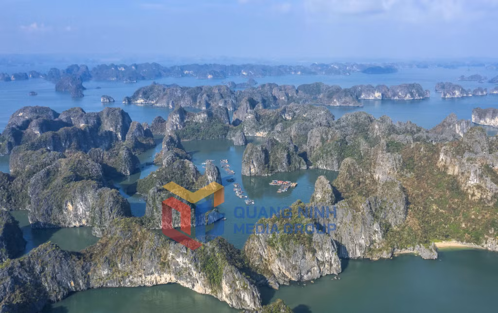 Làng chài Vung Viêng trong lòng Vịnh Hạ Long. Ảnh: Đỗ Giang